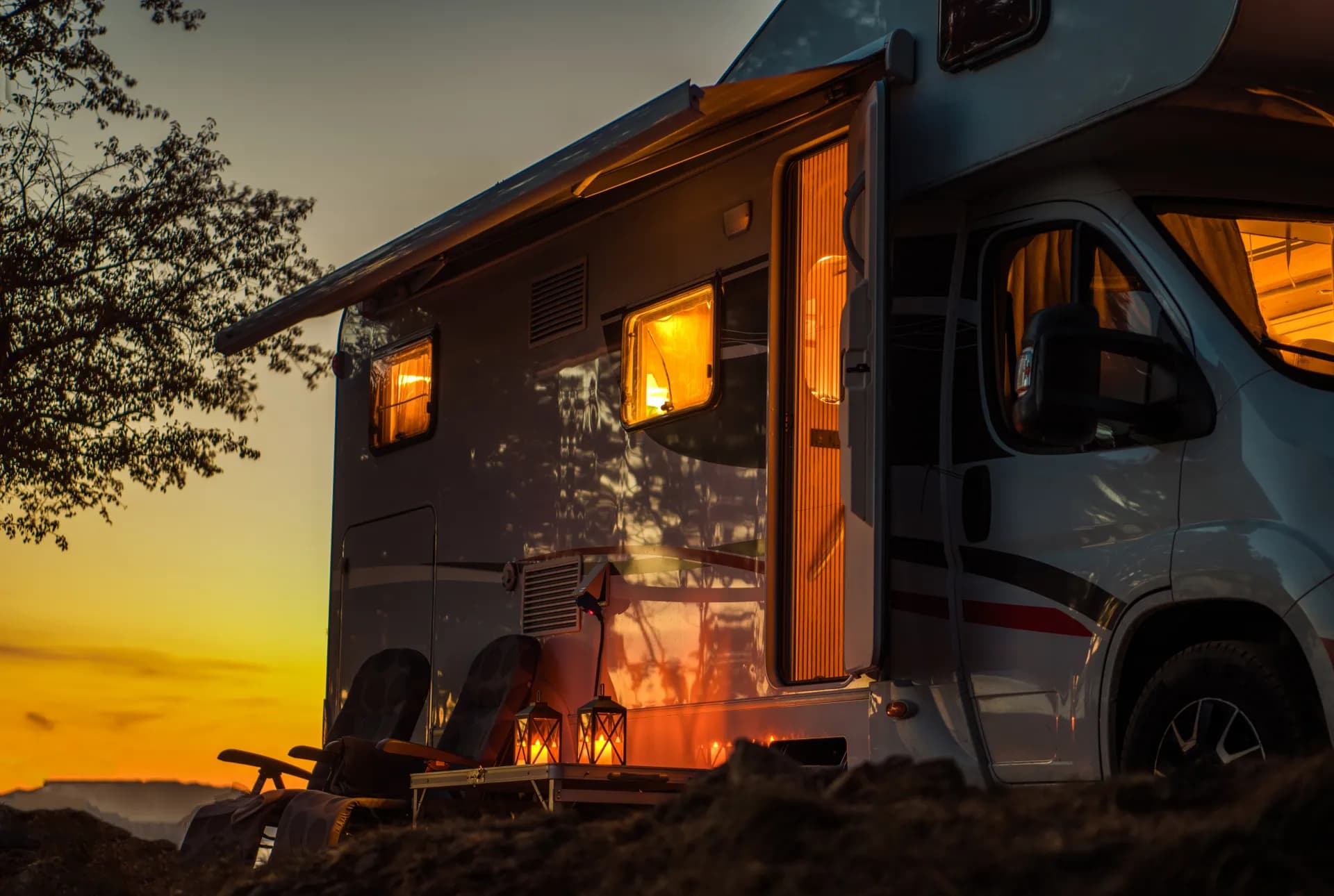Wohnmobil bei Sonnenuntergang – gemütliche Abendstimmung