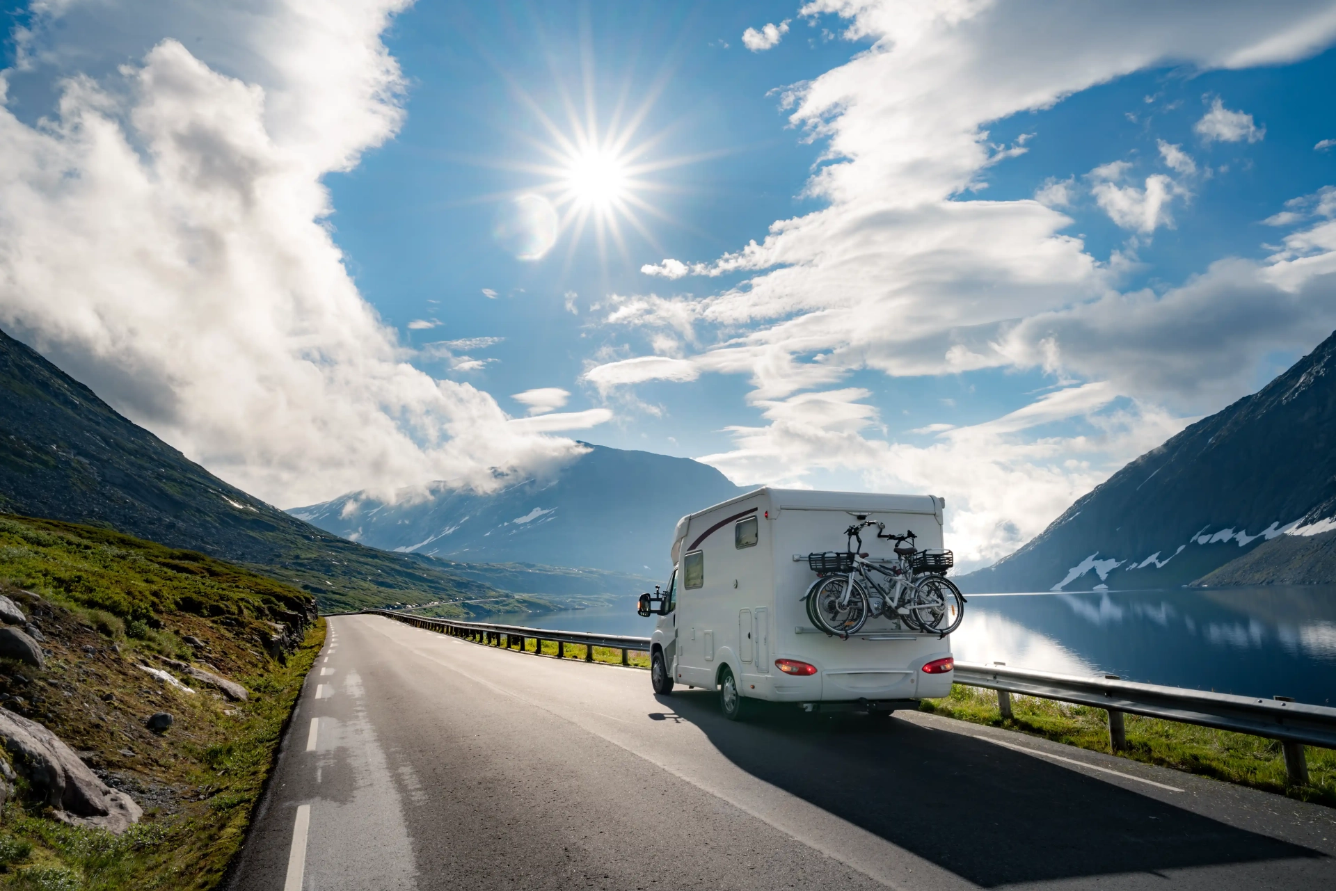 Wohnmobil auf einer Straße entlang eines norwegischen Fjords